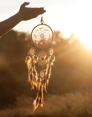 Dreamcatcher, amerikanisches einheimisches Amulett bei Sonnenuntergang. Schamane