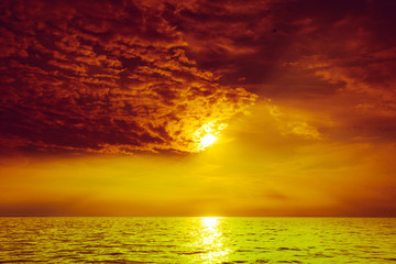 Fototapeta na wymiar Beautiful sunset on the ocean sea