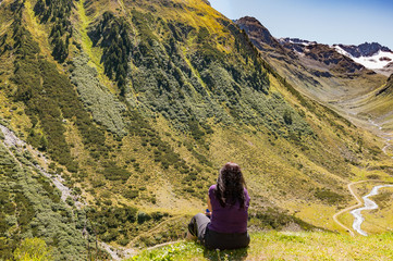 Weiter Blick ins Tal schneebedeckter Berge