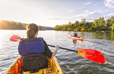 Navegando en el rio en kayak al atardecer - obrazy, fototapety, plakaty