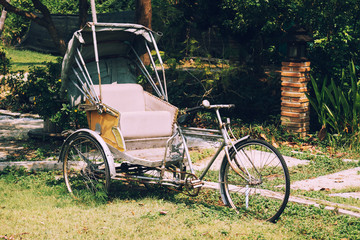 Fototapeta na wymiar 公園にたたずむ　レトロな自転車　タイ　バンコク