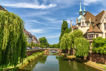 Fototapeta na wymiar View of a canal of Strasbourg