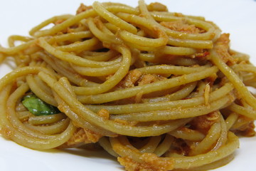 spaghetti integrali pomodoro, tonno e basilico