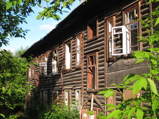 Старый деревянный дом с выбитыми стеклами
