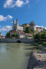 Fototapeta na wymiar Stadt an der Aare, der Fluss durch Aarburg in der Schweiz