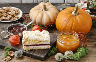 Layer fruit cake with meringue topping