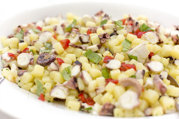 Insalata di polpo in piatto da portata bianco