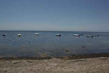 Schiffe nebeneinander im Meer