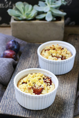 Crumble plum pie