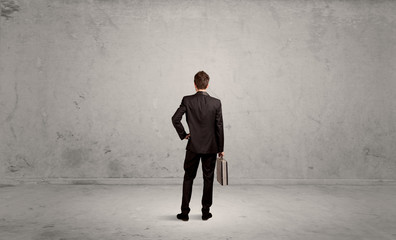 Obraz premium Biznesmen stracił w pustej przestrzeni miejskiej