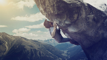 Mann klettert auf einen Berg