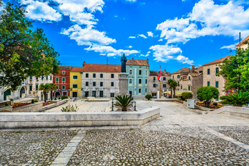 Town Makarska old square. / View at amazing historic square in city center of town Makarska, tourist resort in Croatia, Europe. - obrazy, fototapety, plakaty