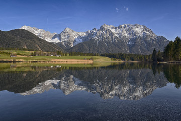 Fototapeta na wymiar Karwendel mit Spiegelung 