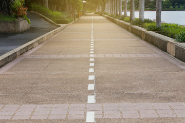 Obraz premium Walkway in the public park.