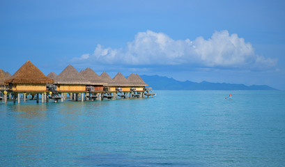 lagon et cabane sur pilotis &agrave; bora bora