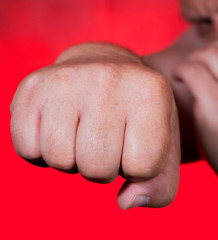 ein Mann schlägt mit der Faust brutal zu