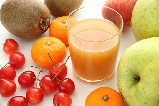 フルーツジュースと果物