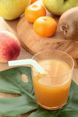 フルーツジュースと果物