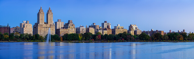 Fototapeta na wymiar Panoramic view of Central Park West and the Jacqueline Kennedy Onassis Reservoir at dawn. Upper West Side, Manhattan, New York City