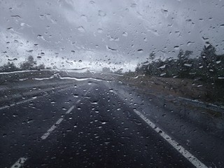 in viaggio con il camper e la pioggia