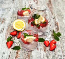 Lemonade with srtawberries