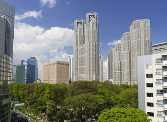 東京都市風景　春　新宿中央公園と東京都庁　新宿高層ビル街