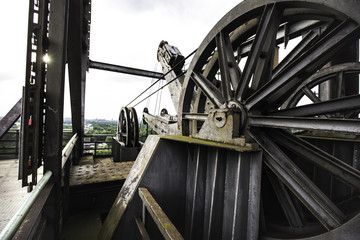 Turm eines Hochofens in einem stillgelegten Stahlwerk