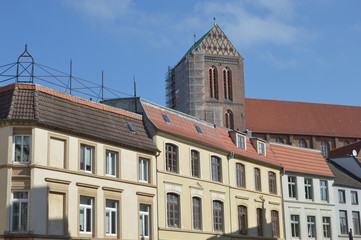 Häuserfassaden mit Nikoleikirche in Wismar