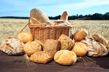 frisch gebackenes Brot und Brötchen