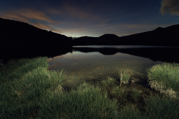 lago al crepuscolo