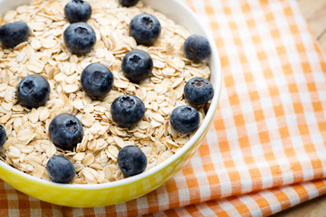 Oatmeal porridge with blueberries. healthy breakfast.
