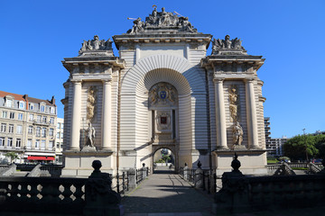Fototapeta premium Triumphal arch Porte de Paris of the city hall of Lille, France