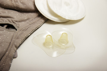 Nursing bra for mothers and Silicon nipples. moms bra with new disposable breast pad. Prevents the flow of milk on the clothes, it is convenient to unfasten the cups for feeding the baby