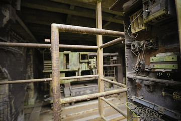 Alter Stromkasten in einem stillgelegten Stahlwerk