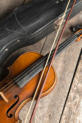 Fototapeta premium Violin on a wooden textured table
