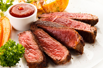 Grilled beef steaks and vegetables 