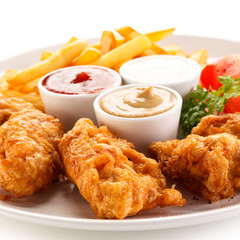 Fried chicken nuggets and vegetables 