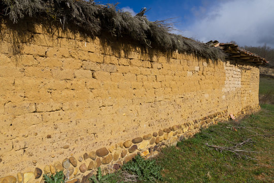 Antigua construccion rural. Muro de adobe con cubierta de ramas de brezo secas