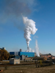  Industria azucarera con emisión por chimenea de humos y vapor al aire