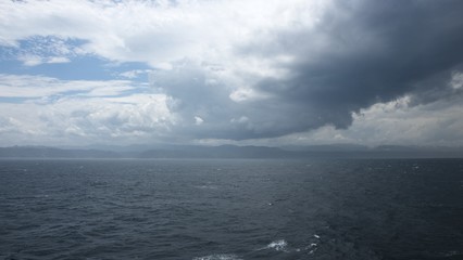 海上に架かる暗雲　嵐の前