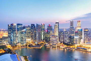 Naklejka premium Krajobraz dzielnicy finansowej Singapuru i budynku biznesowego, miasto Singapur