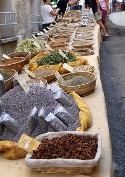 march&eacute; aux &eacute;pices en Provence