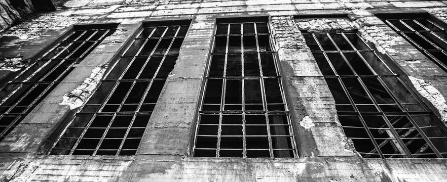 Alte Wand mit Fenstern in einem stillgelegten Stahlwerk