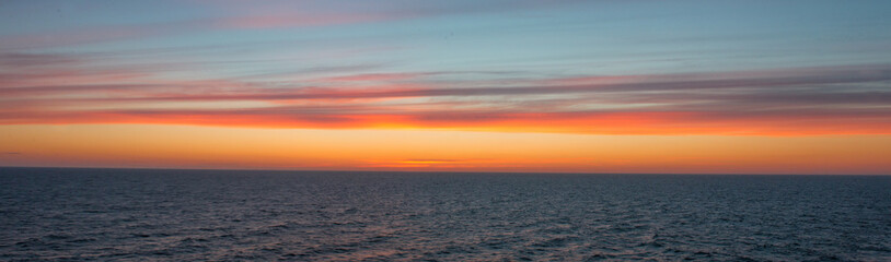 Naklejka na ściany i meble Sonnenuntergang auf dem Meer