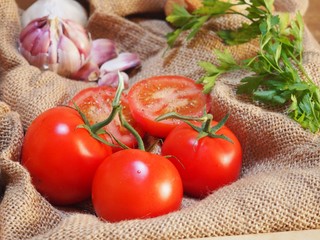 tomates frescos y bien rojos