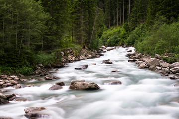 Gebirgsfluss mit Langzeitbelichtung