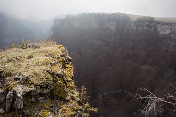 Горный пейзаж. горное ущелье в тумане, живописные зеленые склоны, природа и горы Северного Кавказа