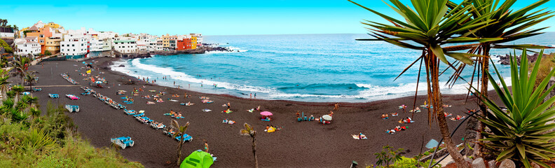 Fototapeta na wymiar Playas de España.Paisaje pintoresco de playa y casas.Tenerife.Islas Canarias