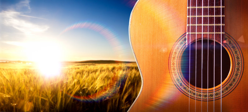Fondo musical con guitarra espa&ntilde;ola y paisaje de atardecer. Cultura espa&ntilde;ola y tradiciones
