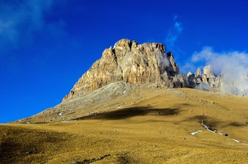 Горный пейзаж. Красивый вид на высокие скалы в живописном ущелье. Солнечная погода. высокие горы в облаках, природа и горы Северного Кавказа